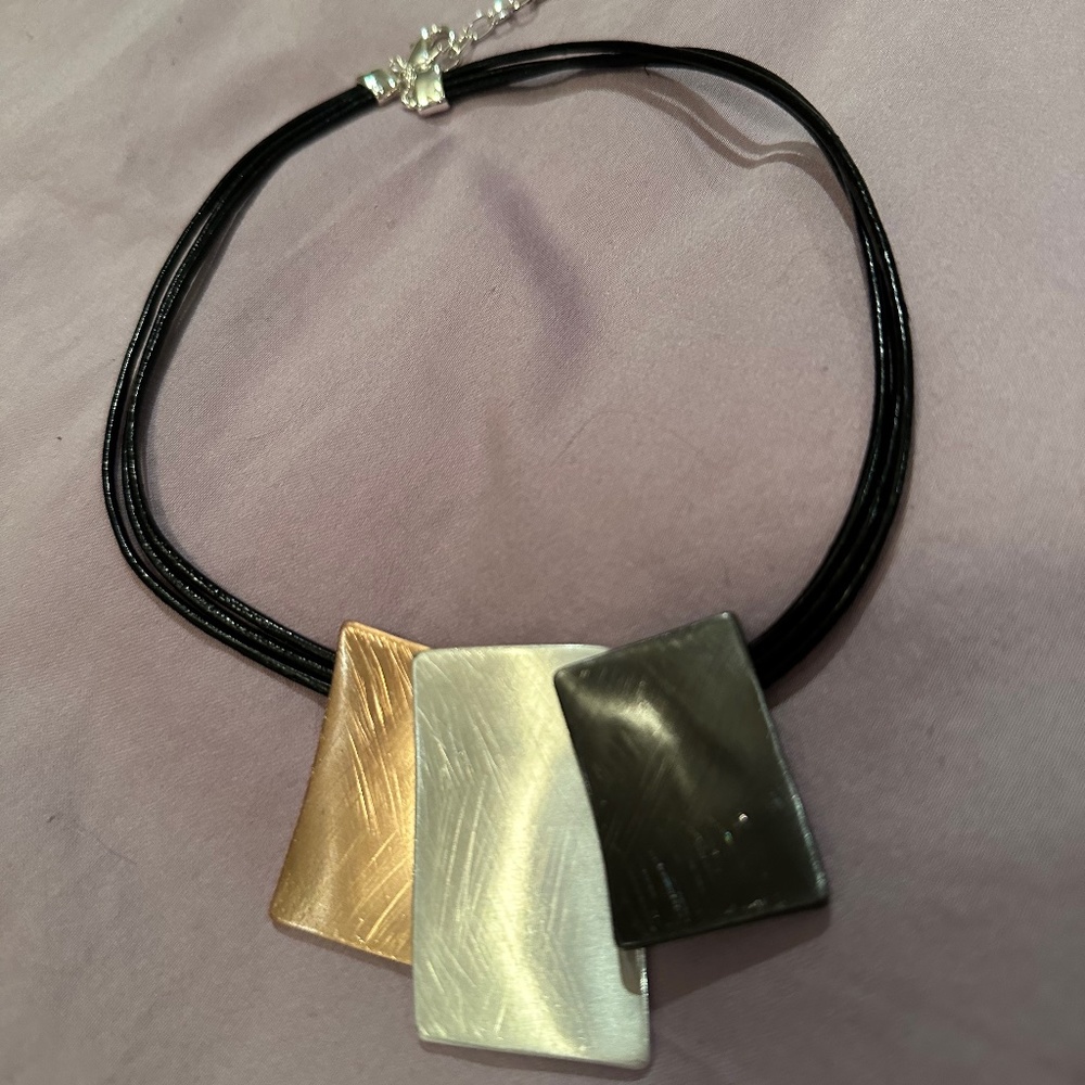 Three tone adjustable necklace